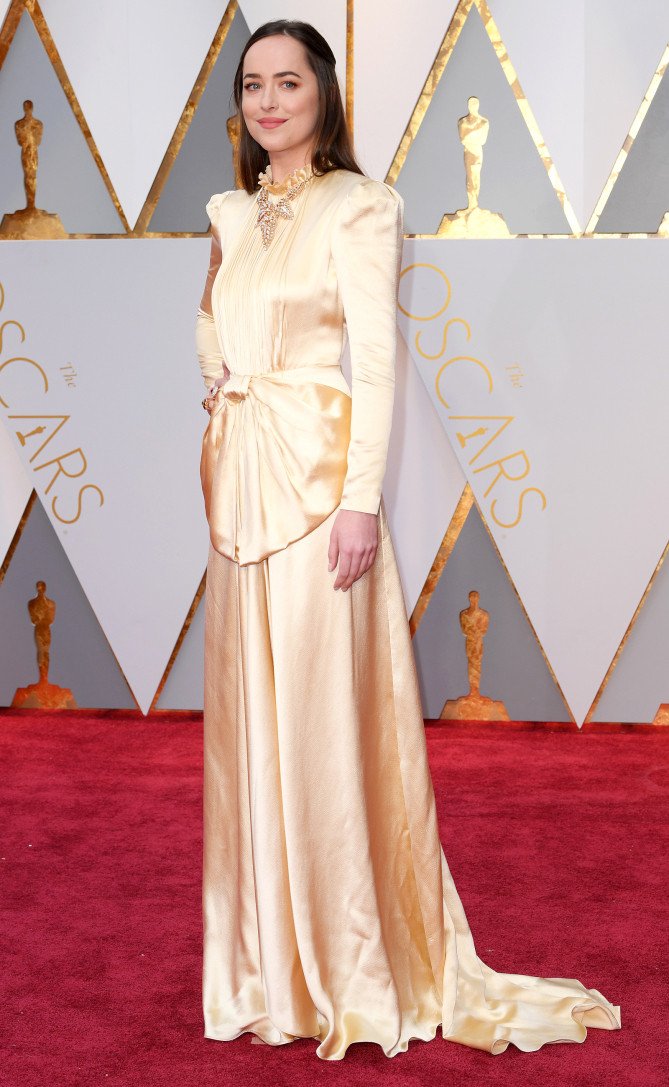 Dakota Johnson attends the 2017 Oscars in Gucci