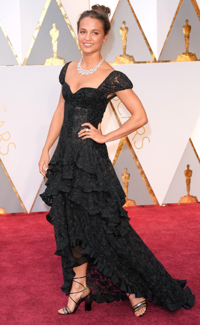Alicia Vikander attends the 2017 Oscars in Louis Vuitton