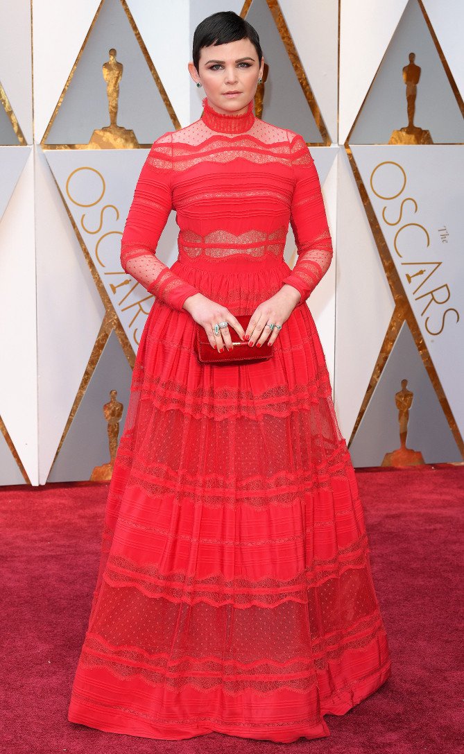 Ginnifer Goodwin attends the 2017 Oscars in a red lace dress